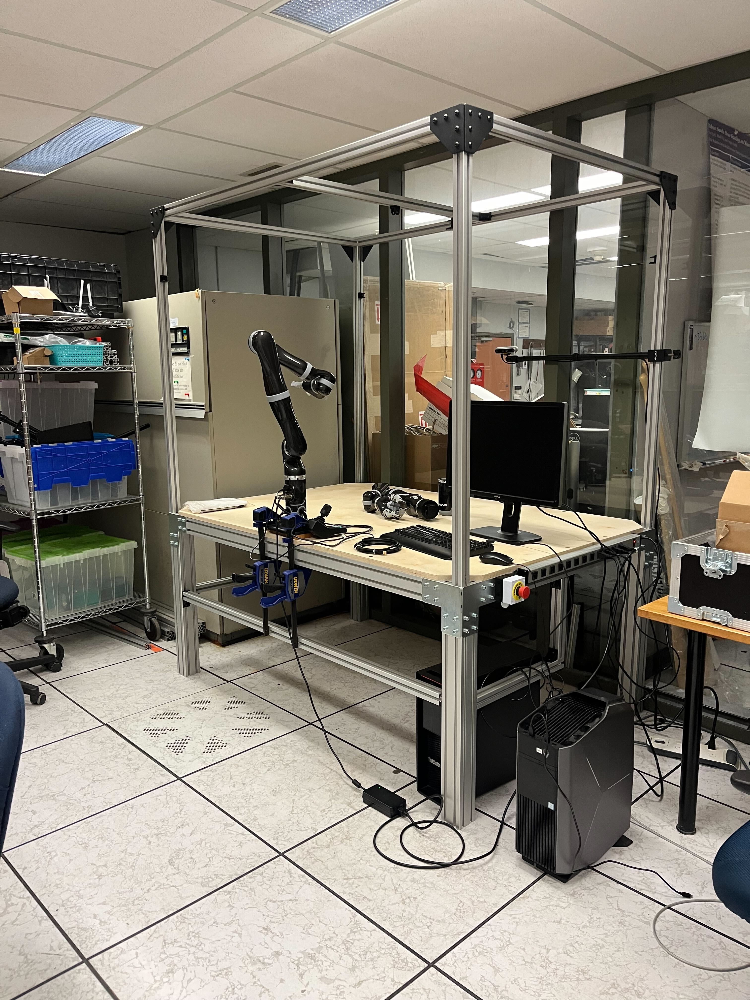 Final table with robot arm environment