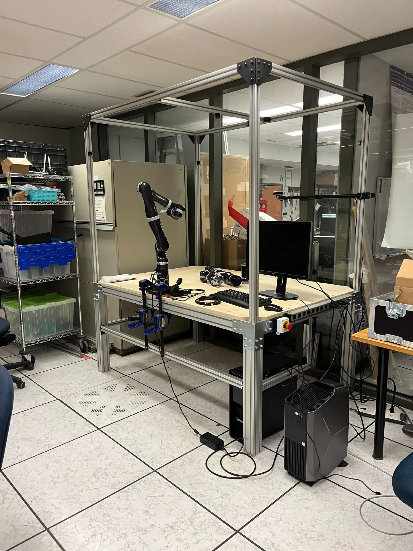Final table with robot arm environment
